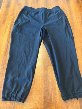 Lululemon Adapted State Black Athletic Jogger capri. Womens Black size 10